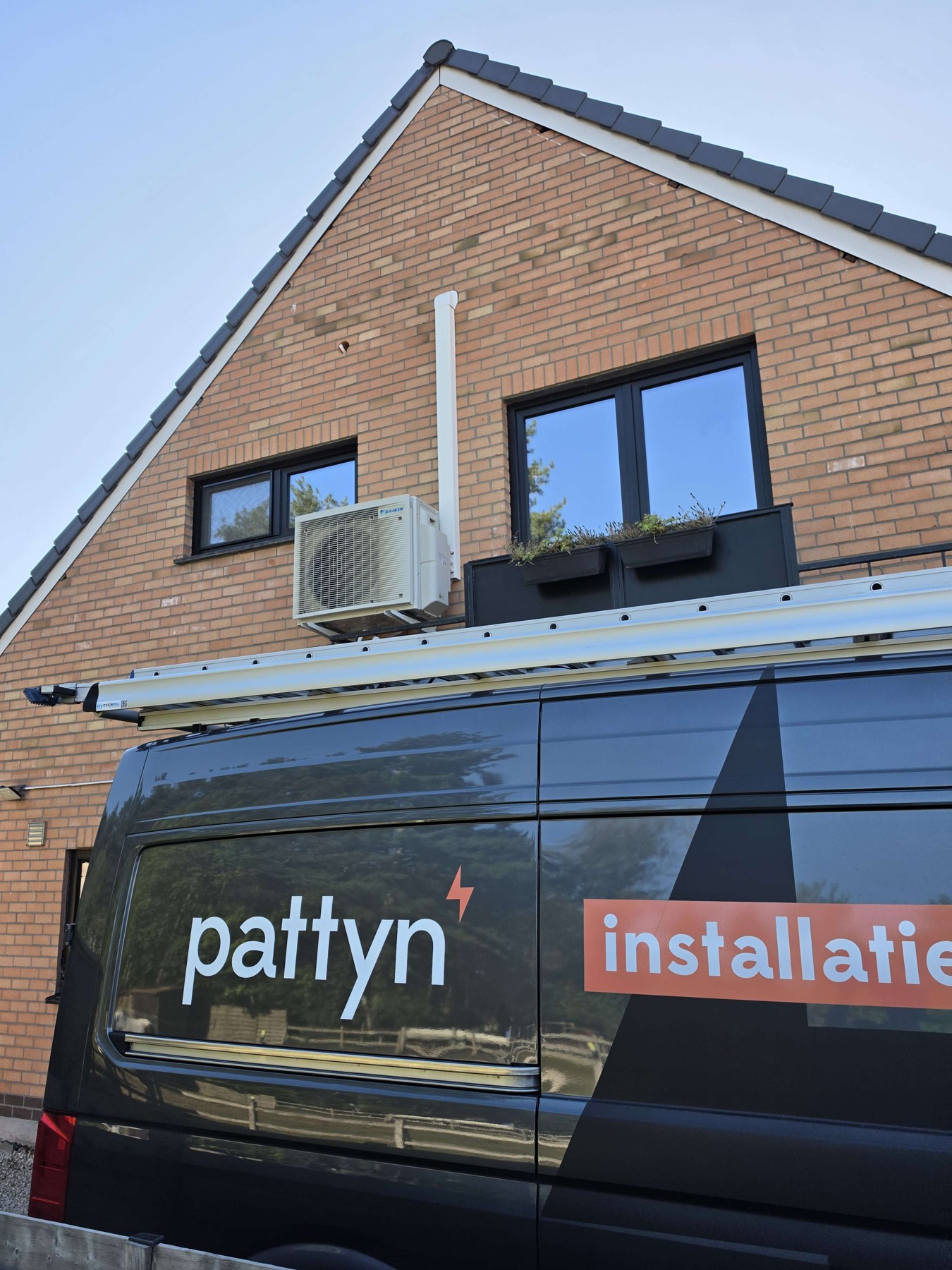 Daikin-buitenunit en verzorgd leidingtraject aan de gevel in Eeklo
